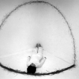 Kręgi, działanie performatywne, Galeria 9,39, Toruń 2003