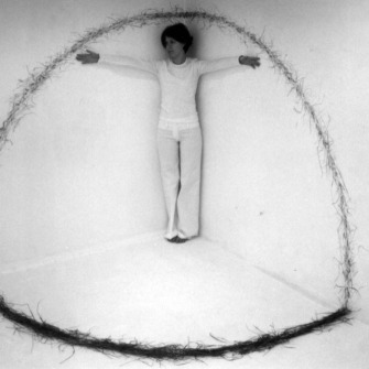 Kręgi, działanie performatywne, Galeria 9,39, Toruń 2003