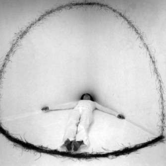 Kręgi, działanie performatywne, Galeria 9,39, Toruń 2003