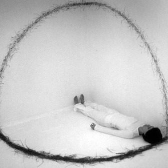 Kręgi, działanie performatywne, Galeria 9,39, Toruń 2003